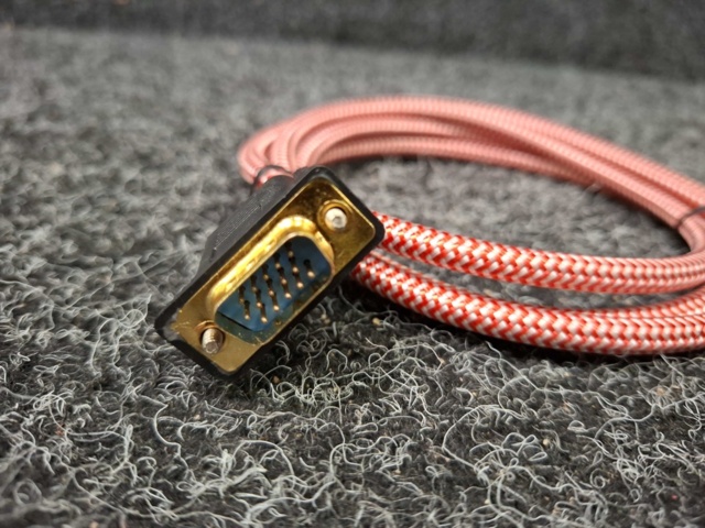 1579016-4 24 st VGA-kablar Textil 1,5 m Röd