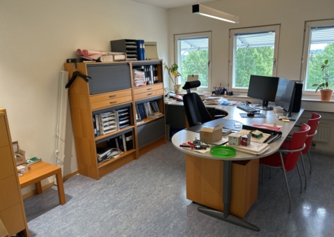 Kontorsplats - Skärmar, arkivskåp, skrivbord, m.m.