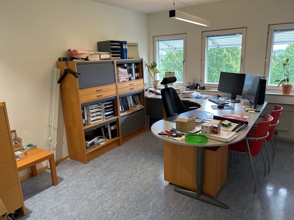 1544895-1 Office space - Monitors, filing cabinets, desks, etc.