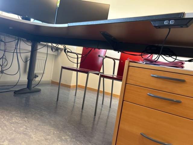 1544895-7 Kontorsplats - Skärmar, arkivskåp, skrivbord, m.m.