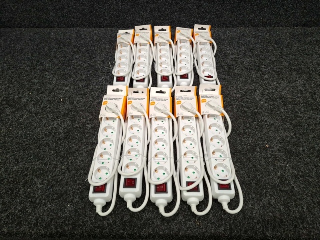 1579018-1 10 st Grenuttag Deltaco jordade med strömbrytare 6-Socket 1,5 m