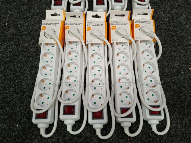 1579018-2 10 st Grenuttag Deltaco jordade med strömbrytare 6-Socket 1,5 m