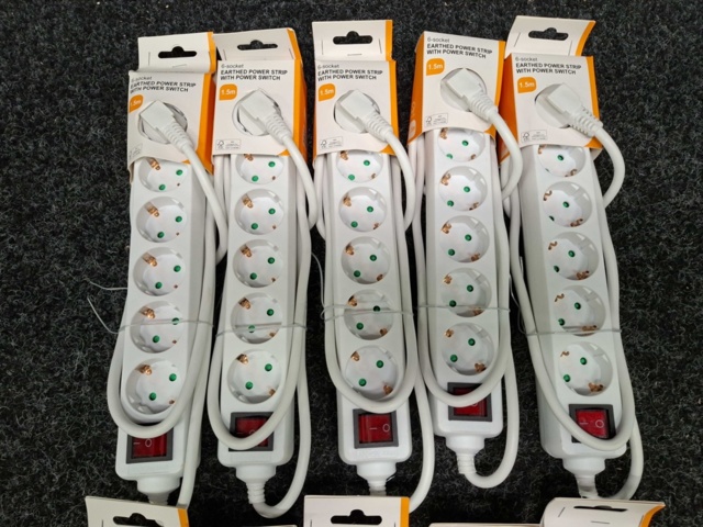 1579018-4 10 st Grenuttag Deltaco jordade med strömbrytare 6-Socket 1,5 m