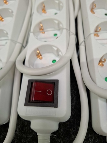 1579018-7 10 st Grenuttag Deltaco jordade med strömbrytare 6-Socket 1,5 m