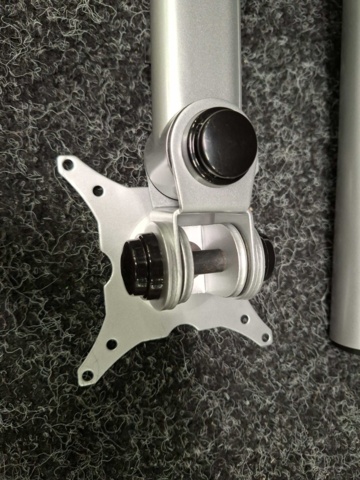 1579021-5 3 st Monitorarmar V3 Silver