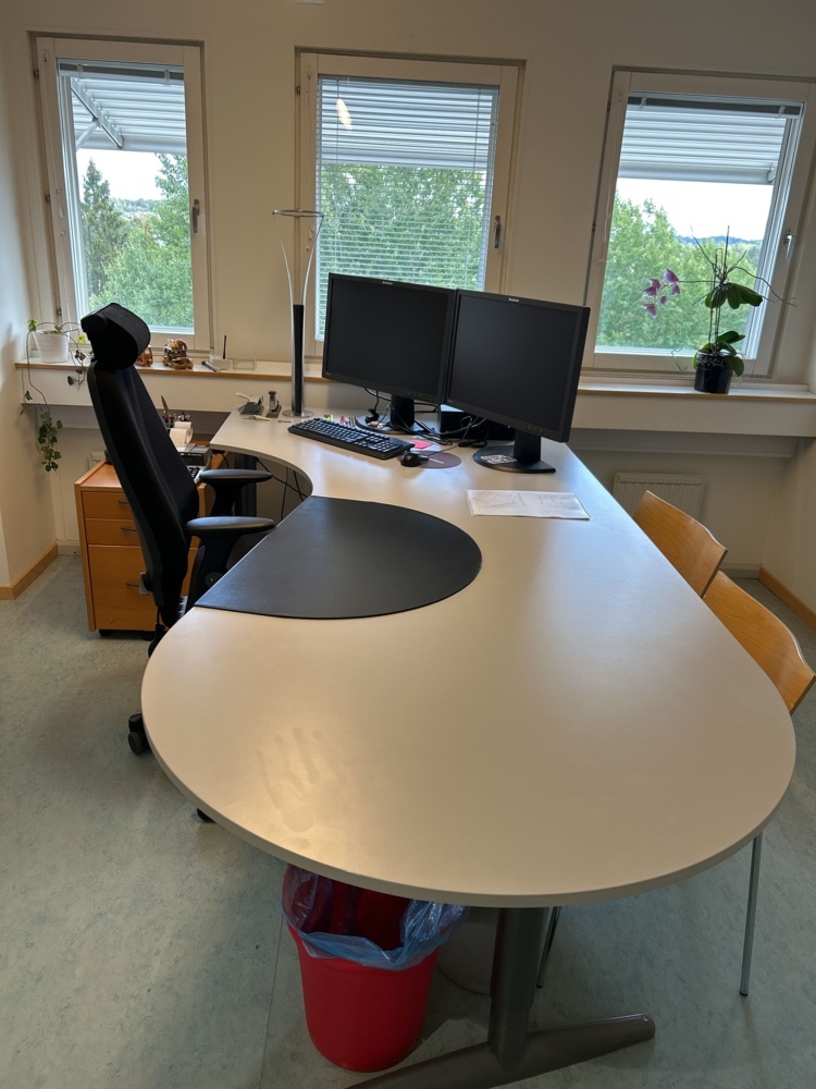 1544898-2 Office space - Desk, office chair, screens, etc.