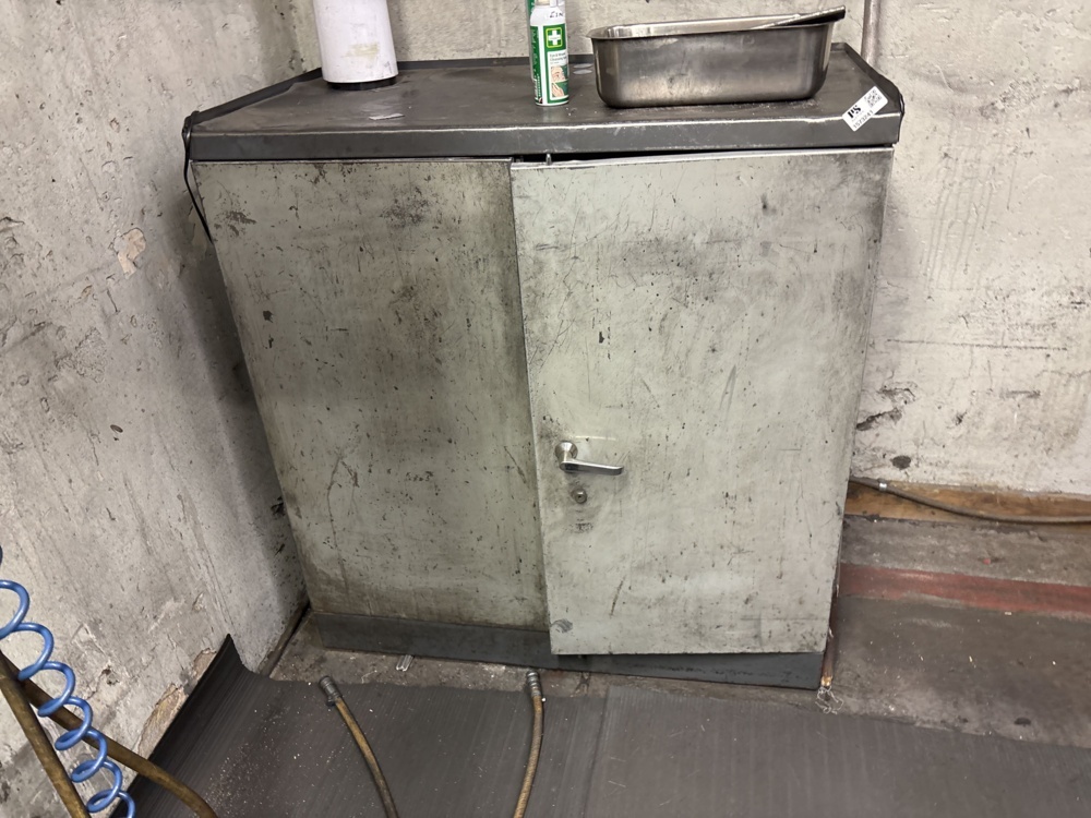1573241-2 Plåtskåp för verkstad
