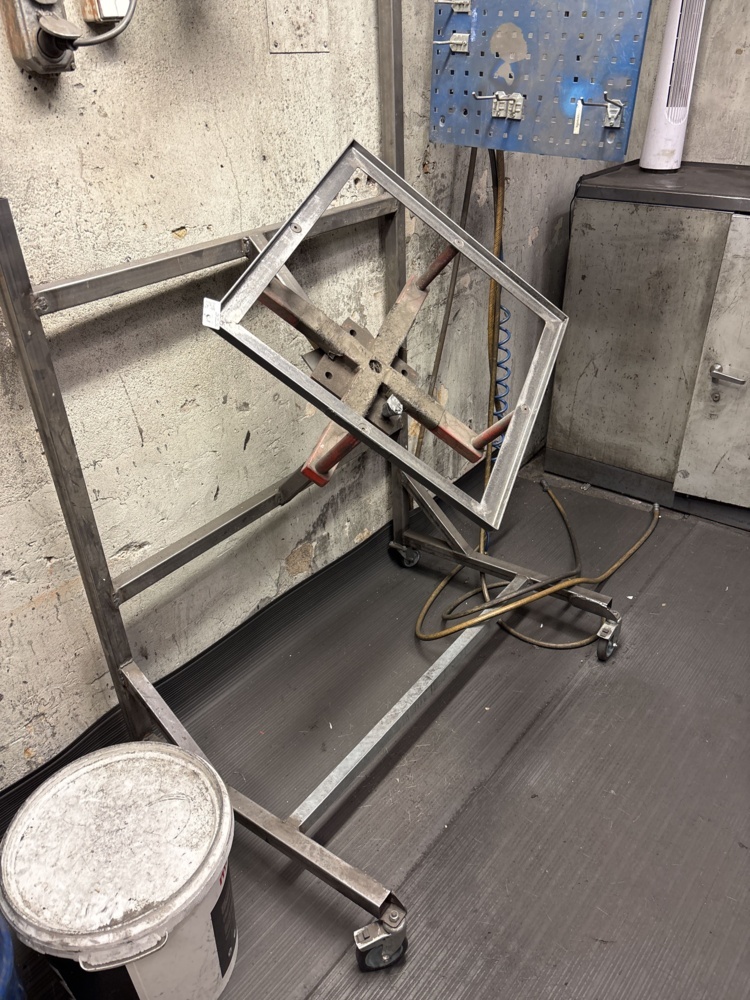 1573242-2 Materialstativ på hjul
