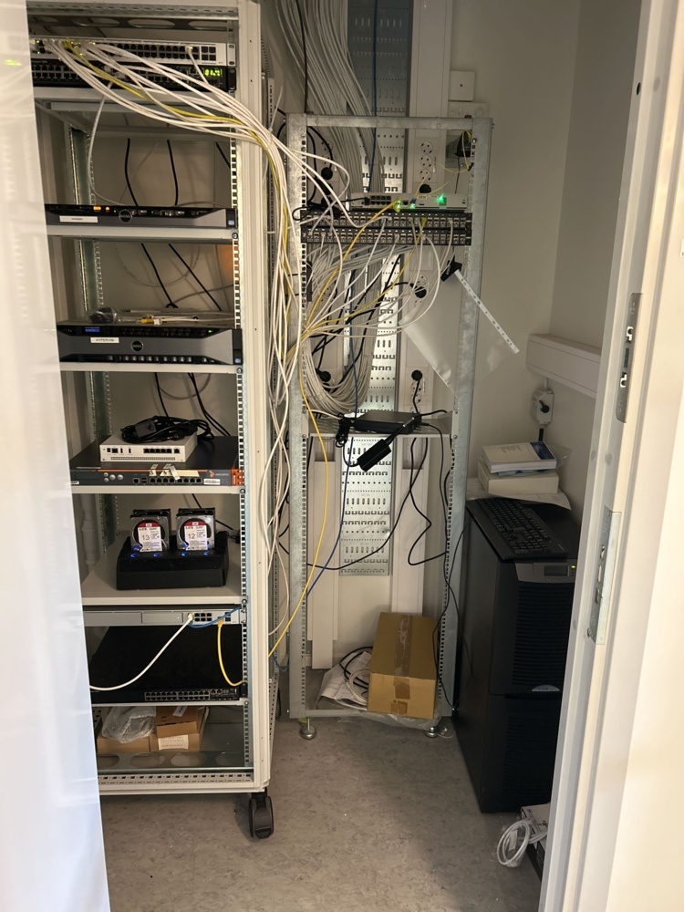 1544910-1 Server equipment with accessories - Dell PowerEdge (Updated auction)