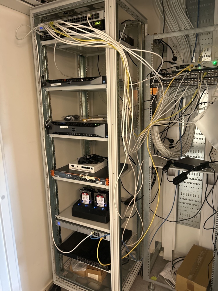 1544910-2 Server equipment with accessories - Dell PowerEdge (Updated auction)