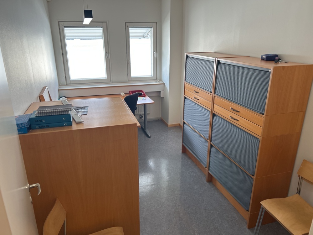 1544899-1 Office space - Desks, chests, filing cabinets, etc.