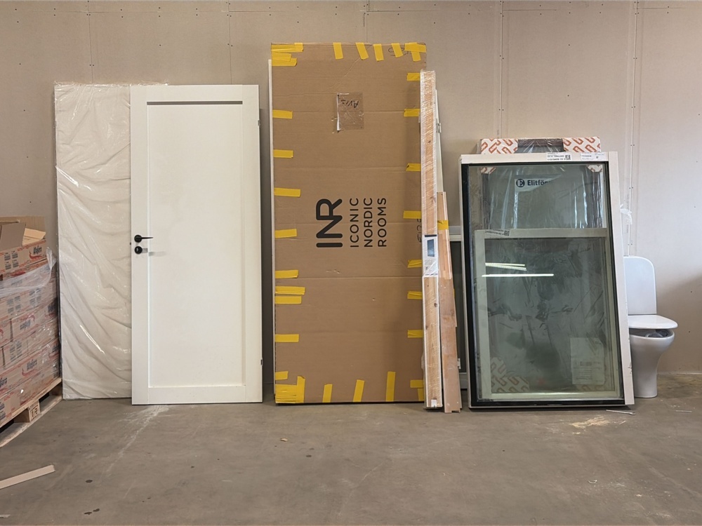1576432-1 Collection with doors, windows, shower enclosure and toilet
