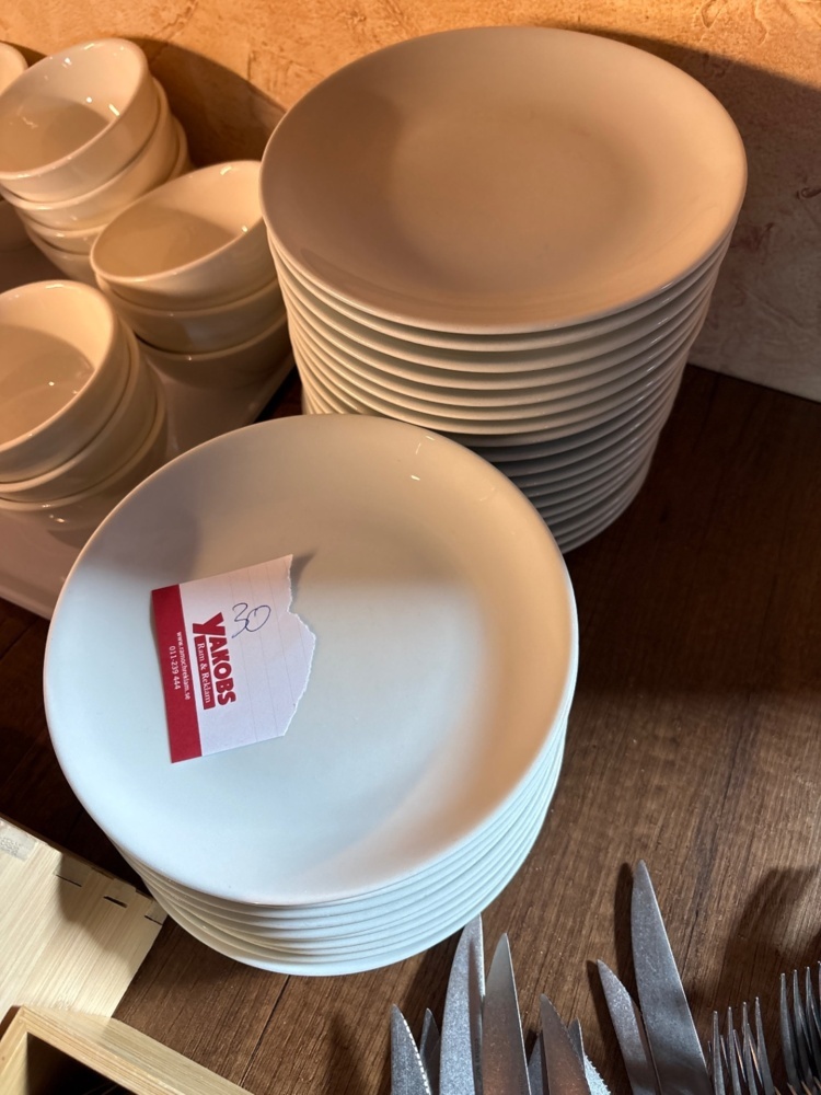 1536049-2 Samling med porslin och bestick