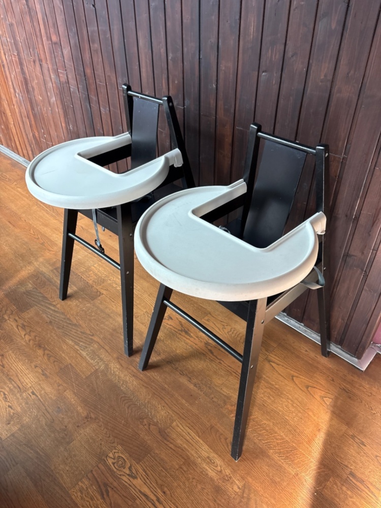 1536050-1 Barnstolar med brickor 2 st