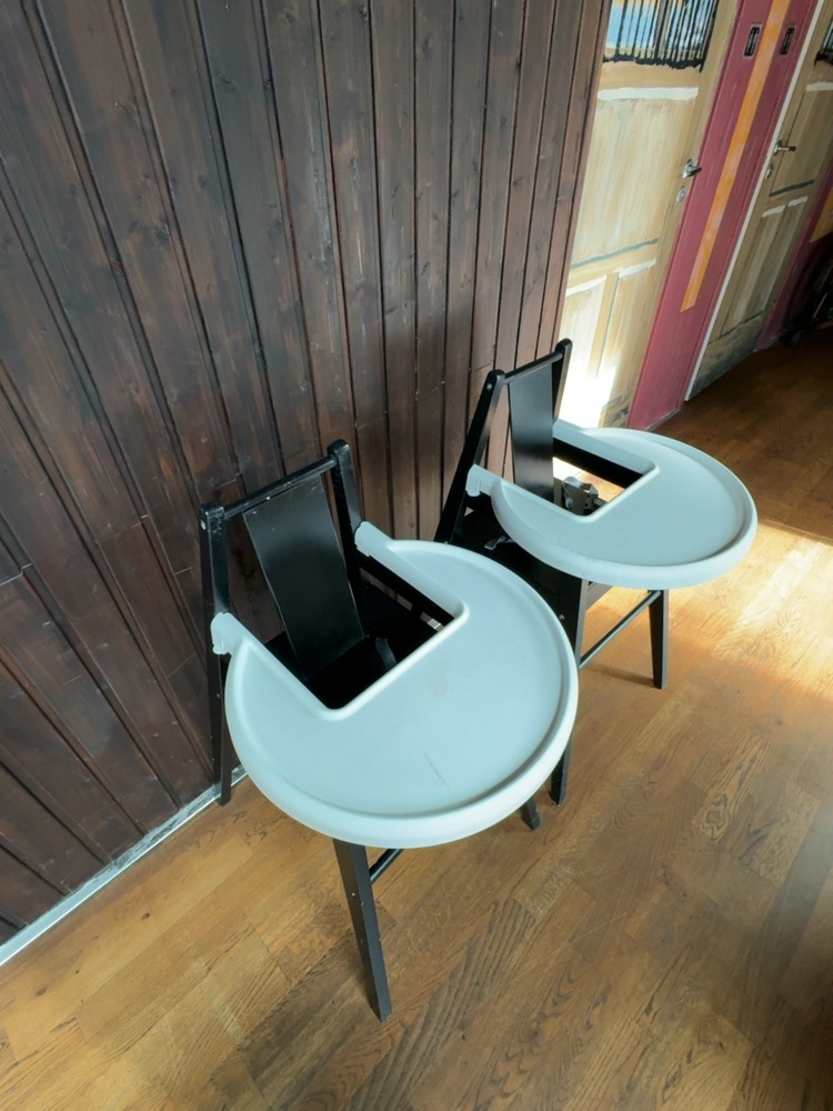 1536050-2 Barnstolar med brickor 2 st