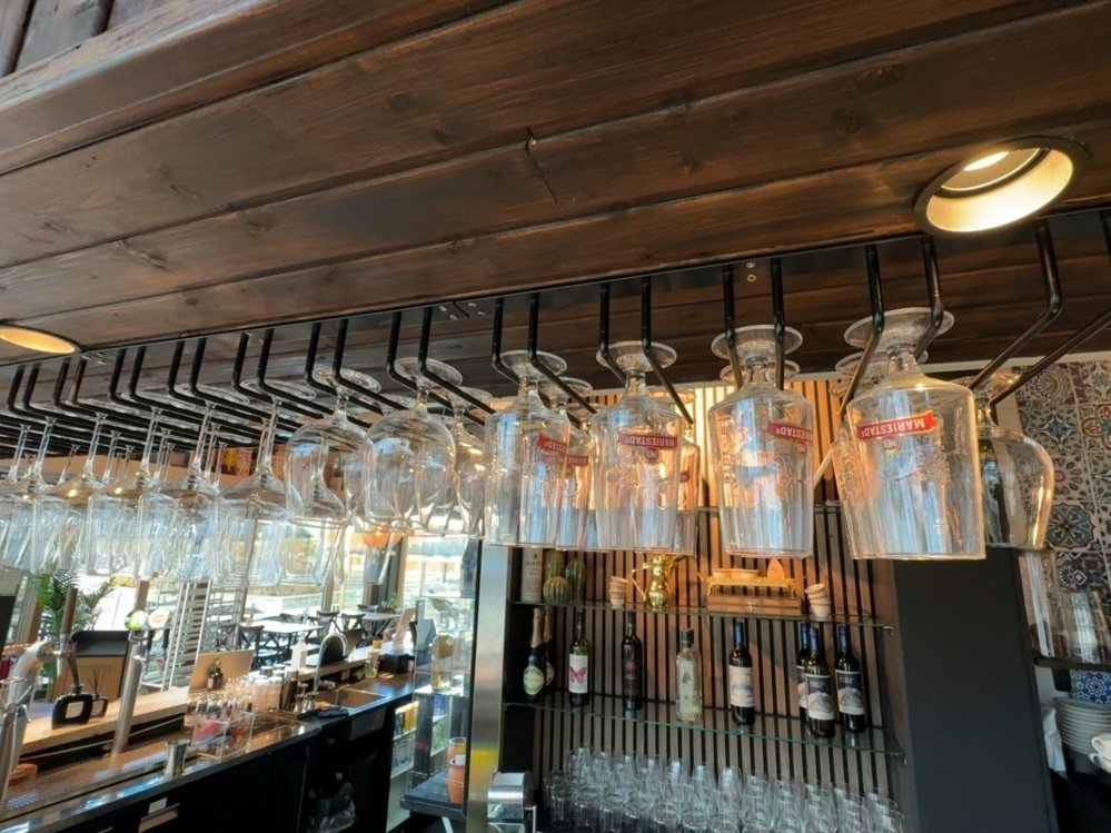 1536051-2 Lot of glasses and glass holders for bar counter