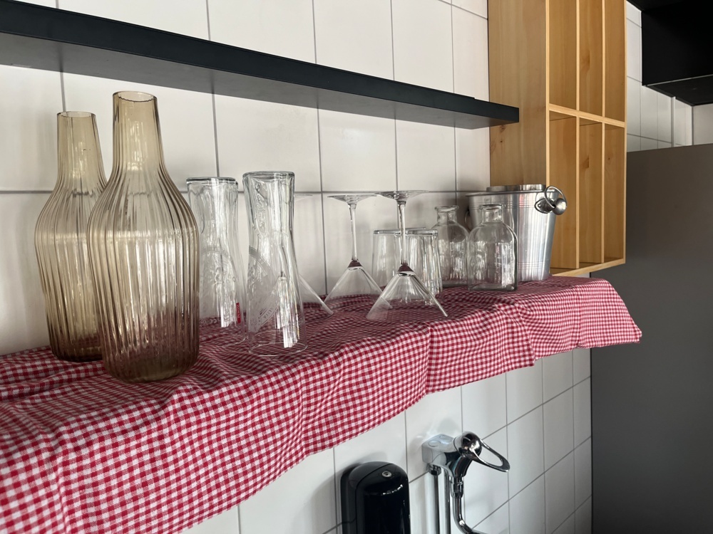 1578724-2 Kaffekokare Bravilor Bonamat, samt bartillbehör och glas