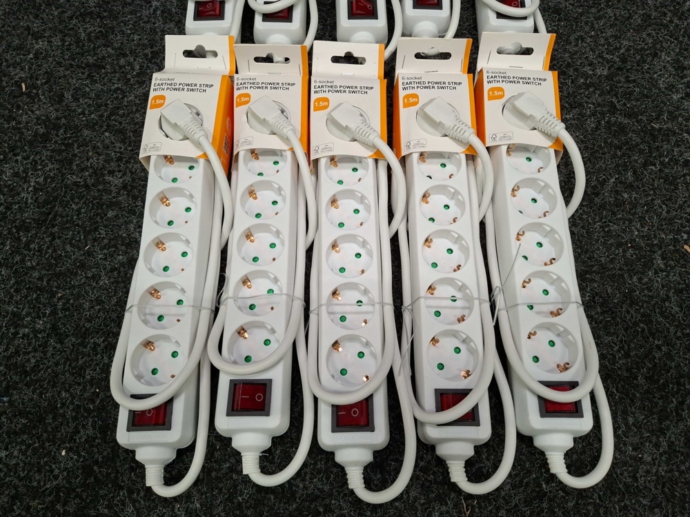 1579019-2 10 st Grenuttag Deltaco jordade med strömbrytare 6-Socket 1,5 m
