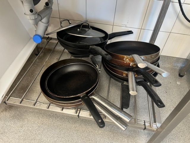 1578725-8 Stove and kitchen utensils, accessories, tins