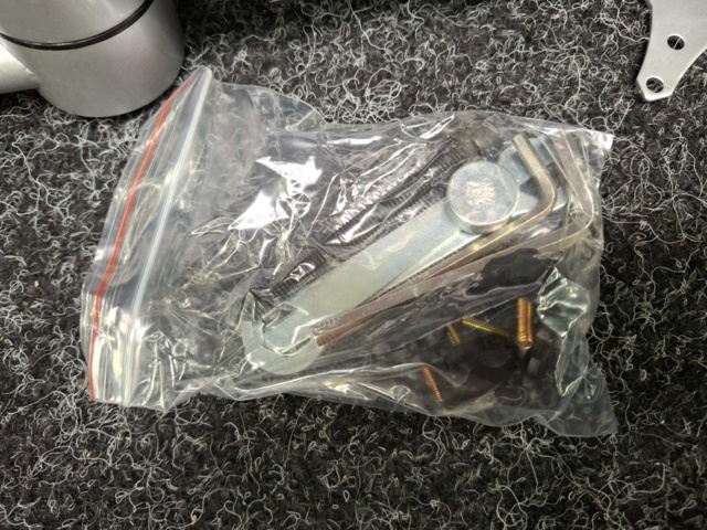 1579022-12 3 pcs Monitor Arms V3 Silver