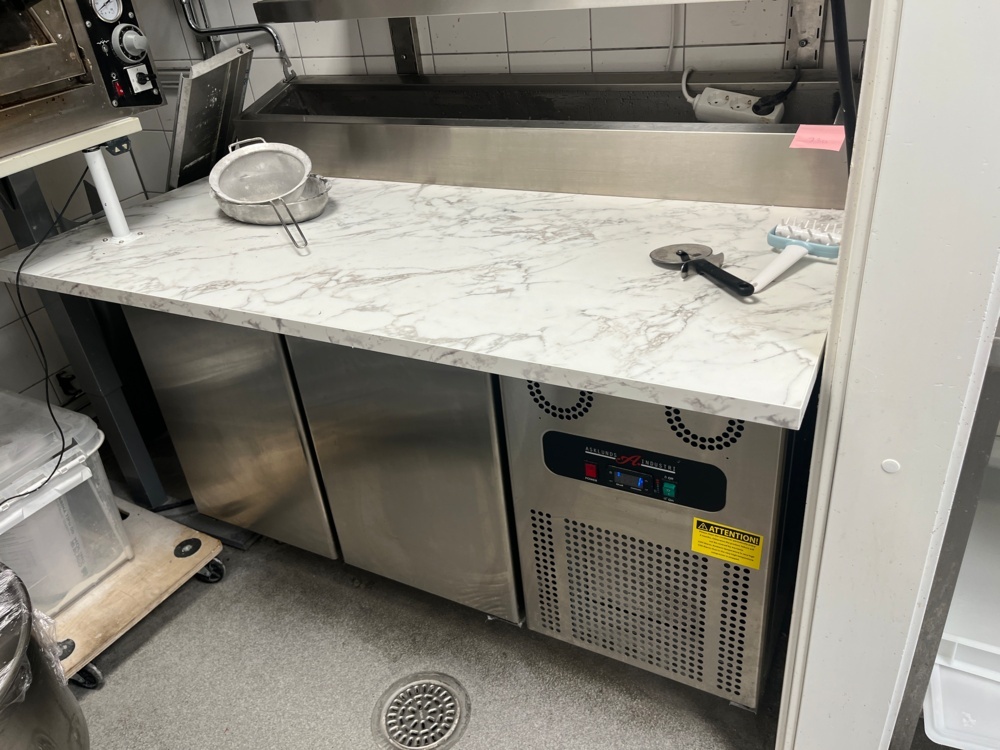 1578730-1 Pizzabänk med kylränna och kylbänk