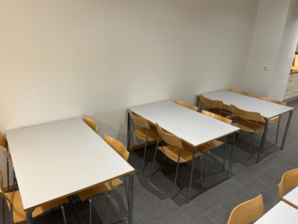 1544905-2 Office furniture - 12 Lammhults chairs and table