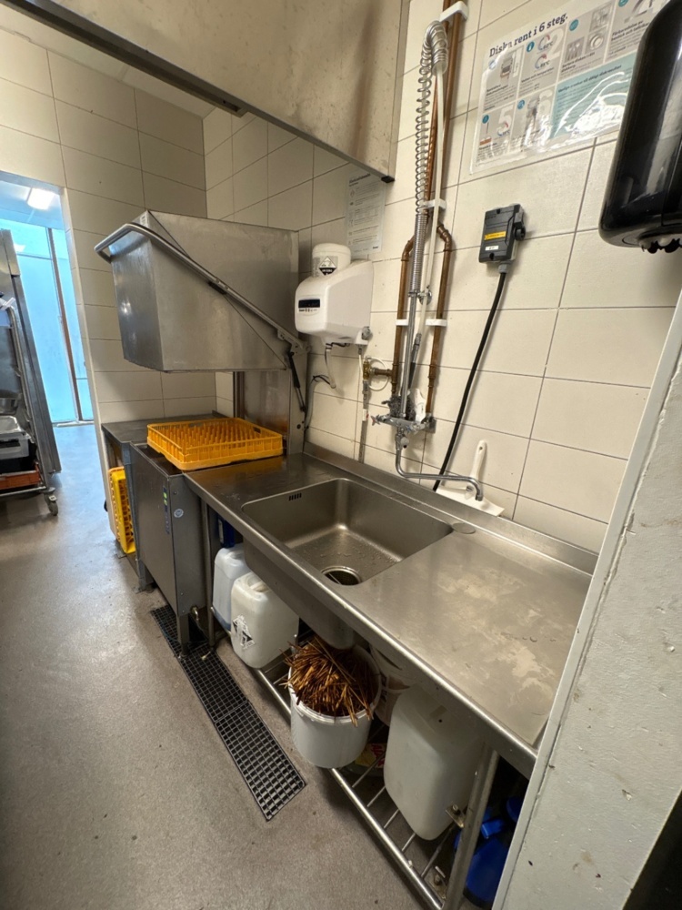 1536056-1 Dishwashing line with dishwasher, sink, side table and trolleys