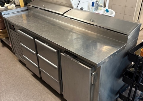 Refrigerated counter with cooling channel and 6 drawers