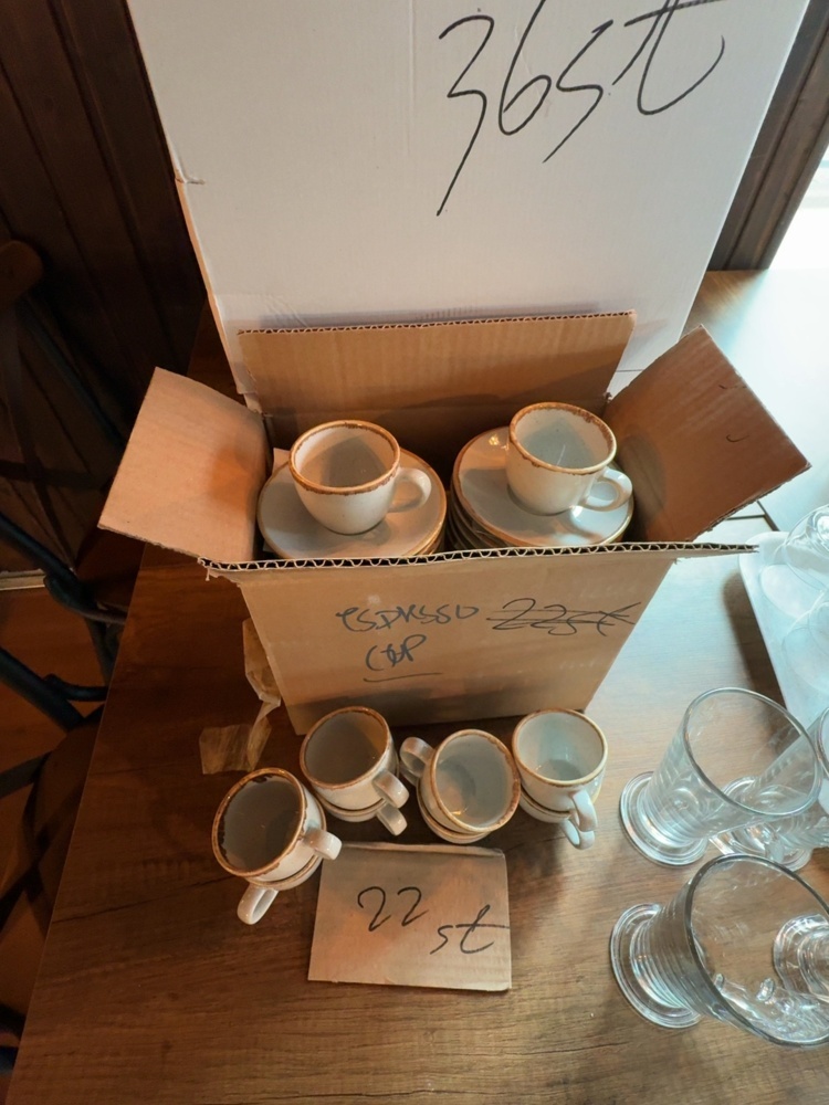 1536055-2 Samling med diverse glas och espressokoppar