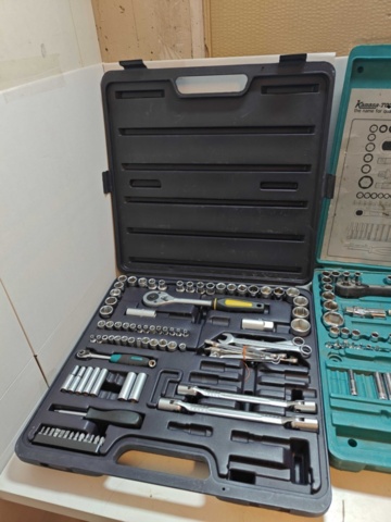 1564864-10 Large lot of tools, power tools and parcel trolleys