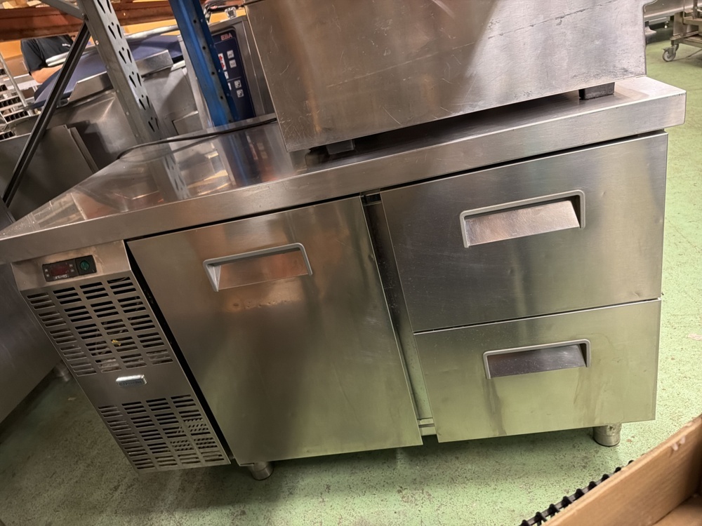 1567009-1 Spis med fyra plattor samt en kylbänk - Wery och Electrolux