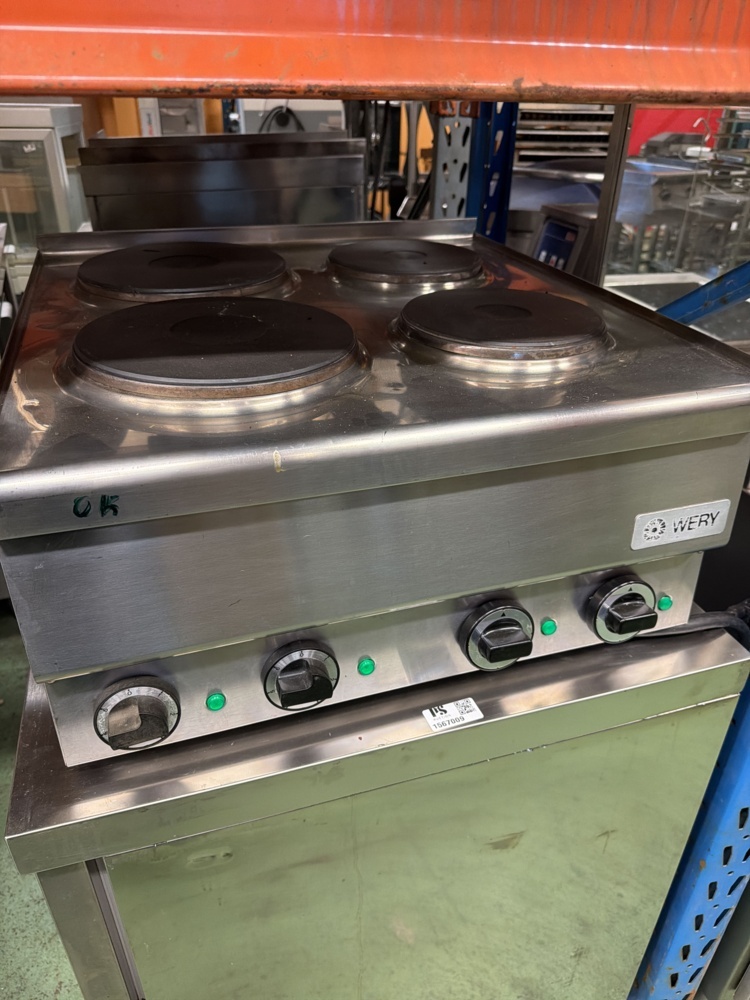 1567009-2 Spis med fyra plattor samt en kylbänk - Wery och Electrolux