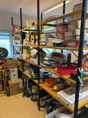 1544947-3 Two shelves with contents