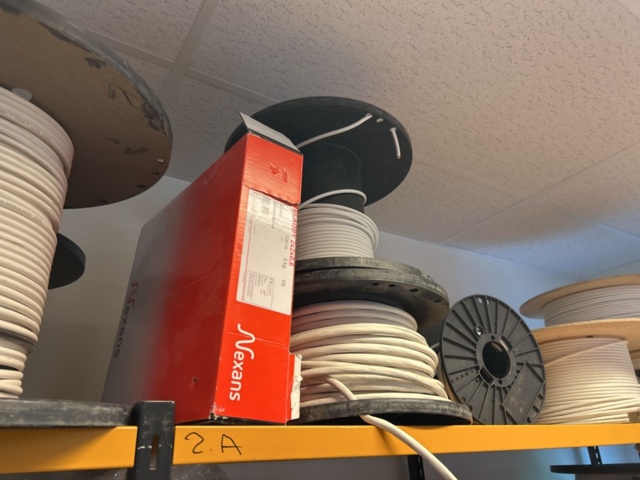 1544947-6 Two shelves with contents