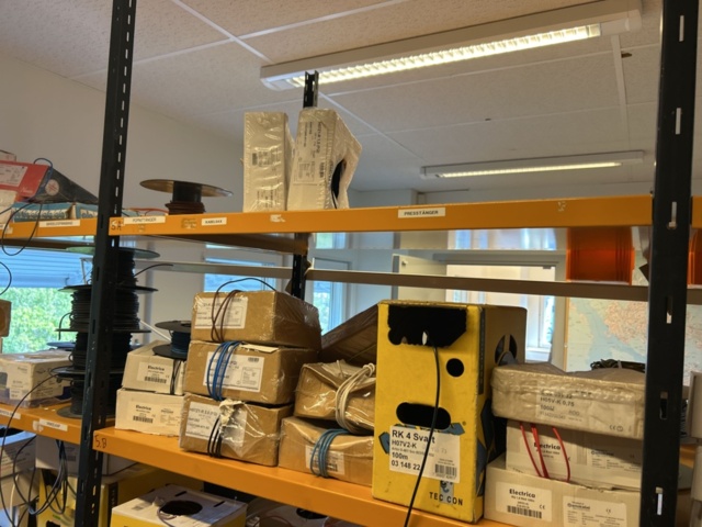 1544947-26 Two shelves with contents