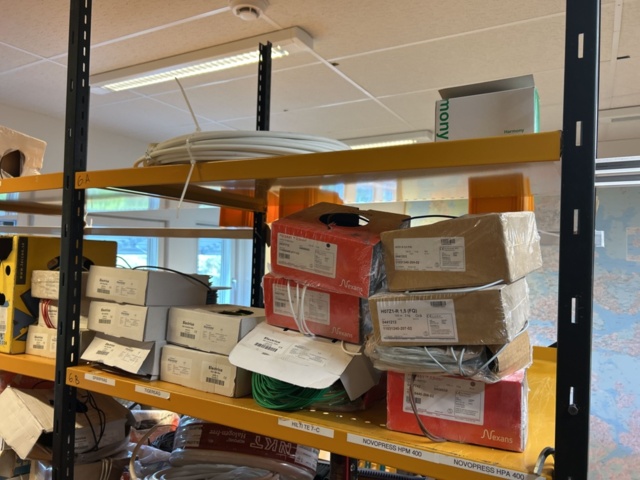 1544947-27 Two shelves with contents