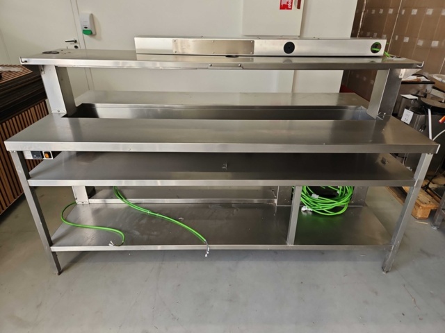 Tillredningsbänk med kylränna på auktion i Skåne, Helsingborg hos PS Auction