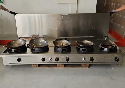 Gasolwok med 5 brännare, stänkplåt och wokpannor - Casta CC/05B