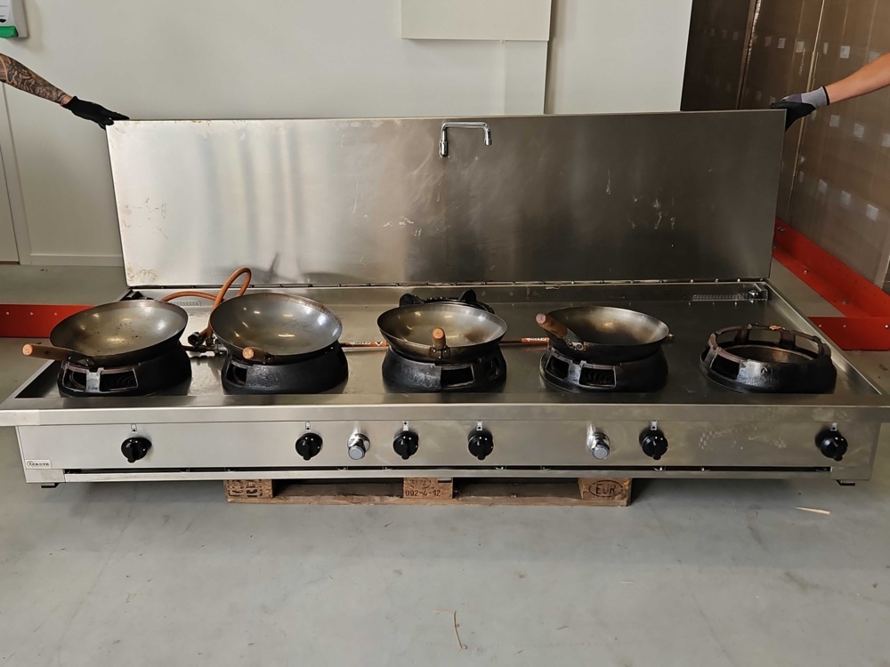 1529512-1 Gas wok with 5 burners, splash plate and wok pans - Casta CC/05B