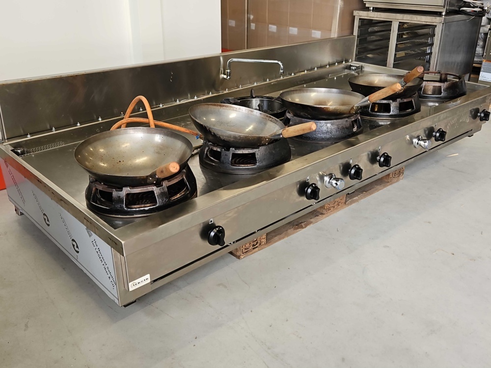 1529512-2 Gas wok with 5 burners, splash plate and wok pans - Casta CC/05B
