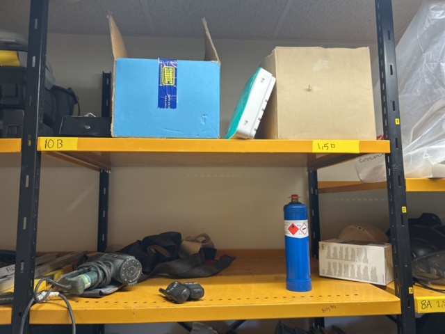 1544954-5 Shelf with contents