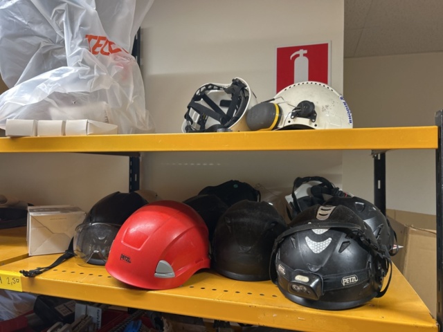 1544954-7 Shelf with contents