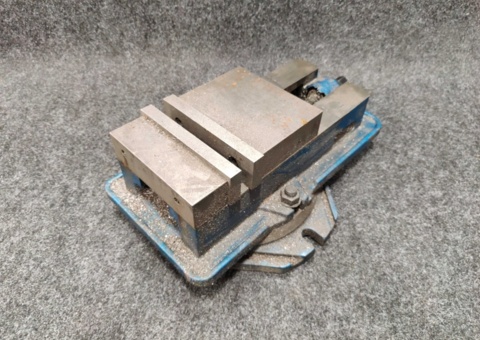 Machine vice with swivel base & protractor