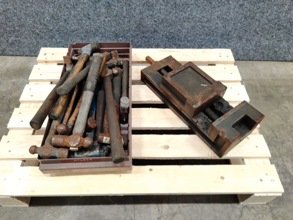 1579641-1 Machine vice and hand tools