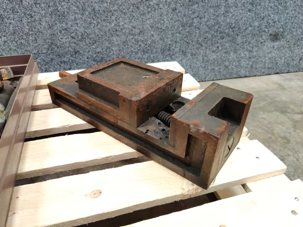 1579641-3 Machine vice and hand tools