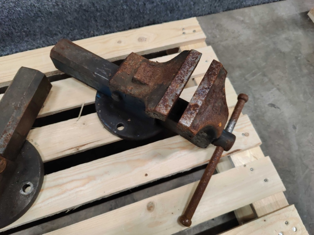 1579642-3 2 pcs Screw anvil