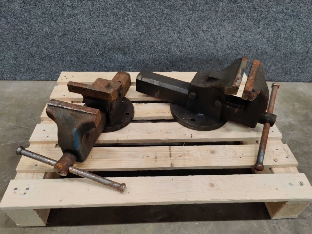 1579643-1 2 pcs Screw anvil