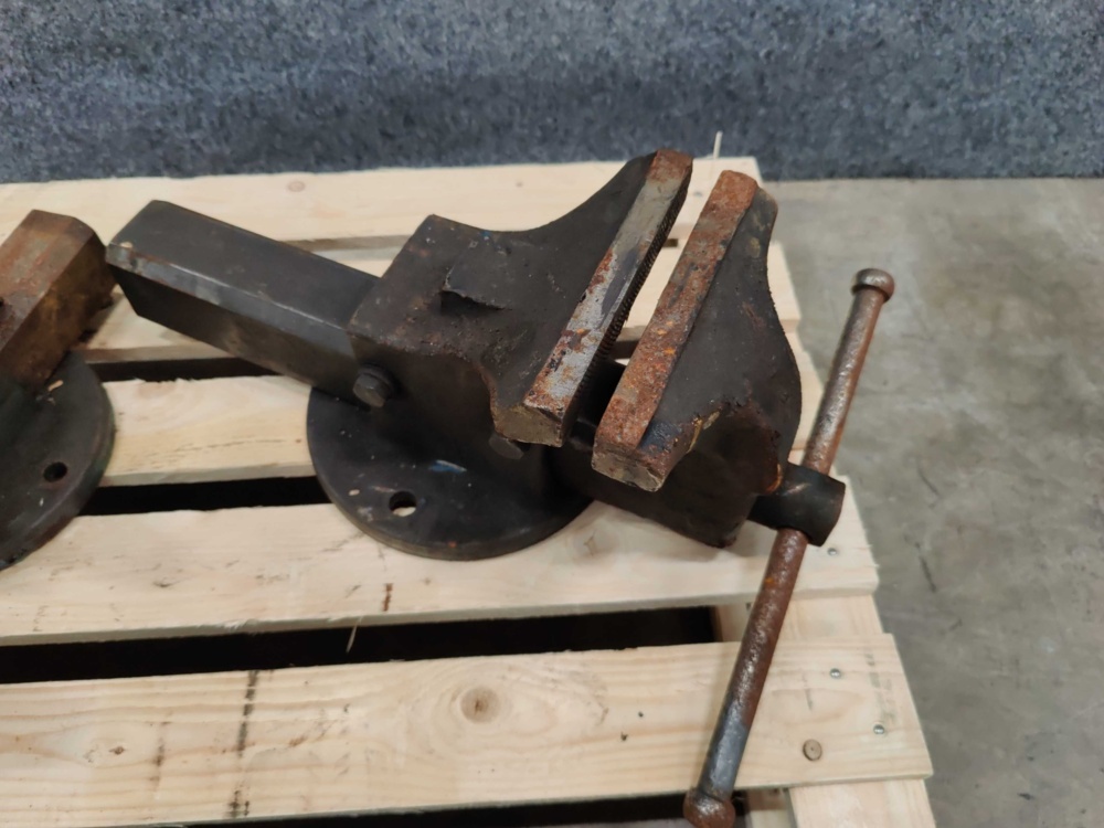 1579643-2 2 pcs Screw anvil