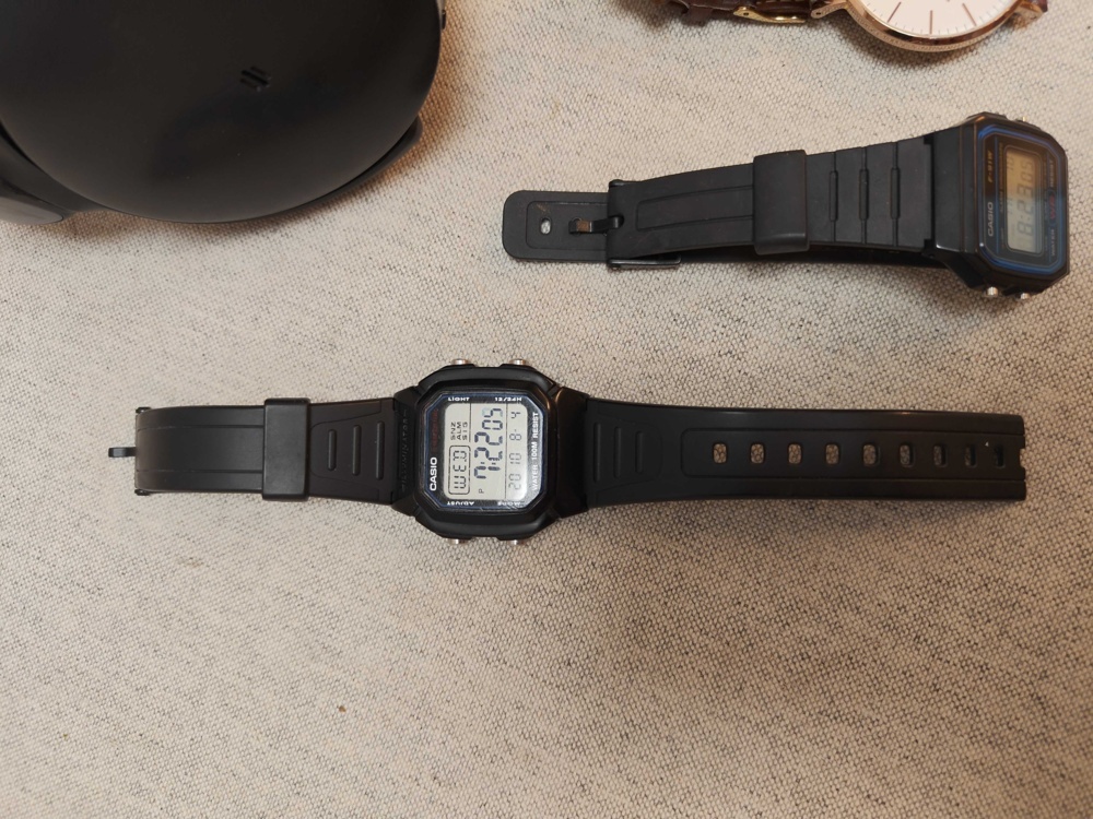 1435876-2 Watches and headphones