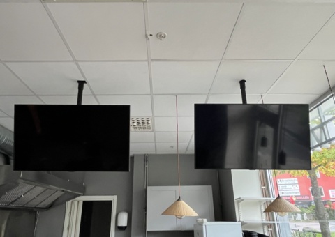 Två takmonterade skärmar Samsung
